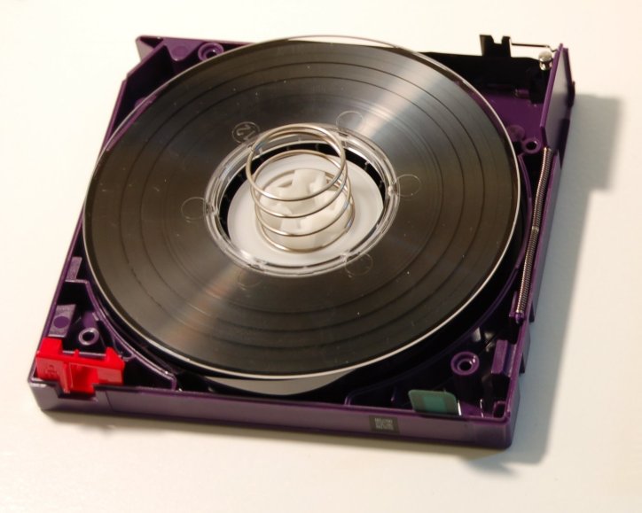 LTO-2 cartridge with top off, from Wikipedia